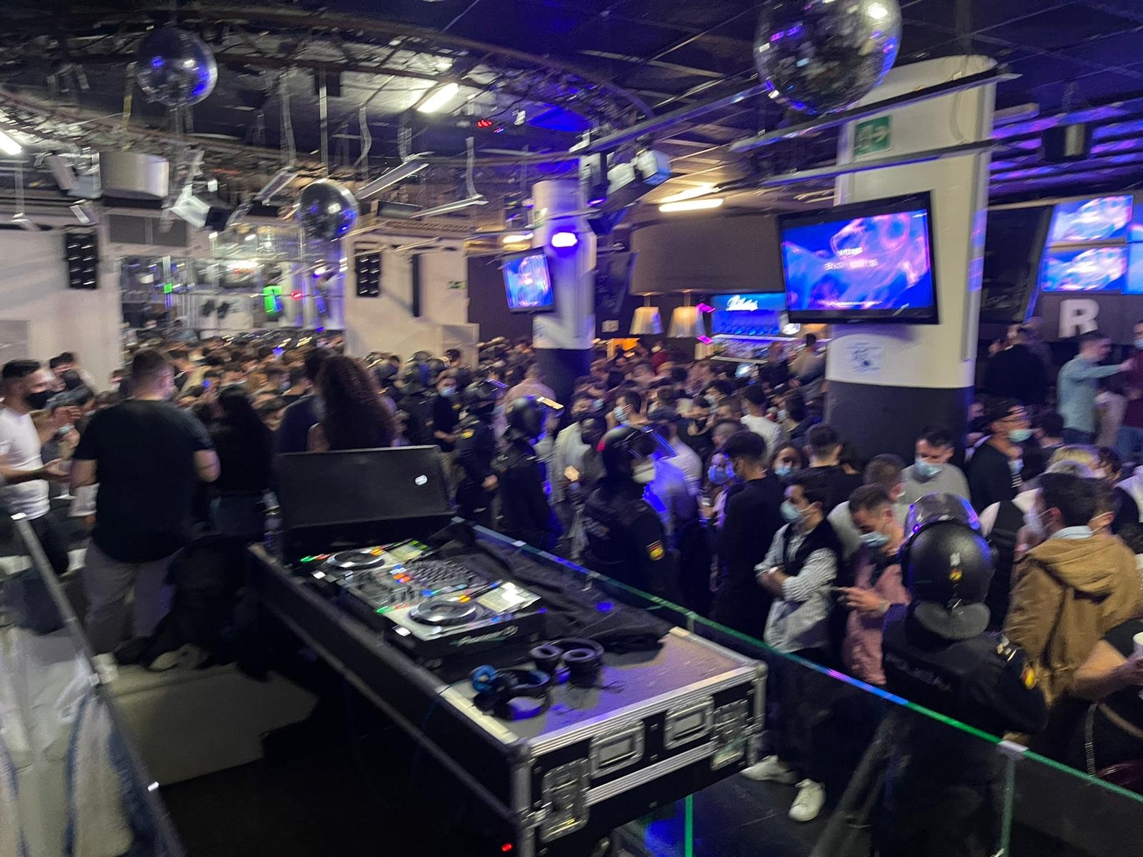 Una de las actuaciones policiales realizadas la noche del sábado en local de ocio valenciano. Foto: VP - 