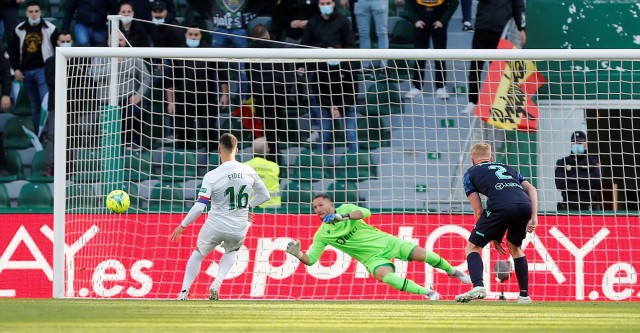 Fidel marca de penalti, Álex falla su pena máxima