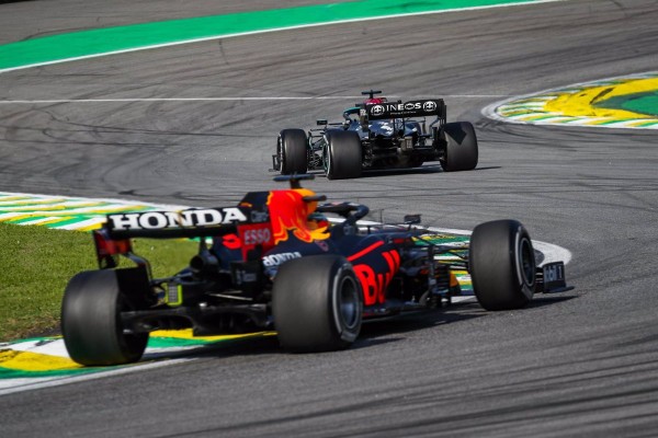 Hamilton ganó en Yeda y llegará empatado con Verstappen a la última carrera

