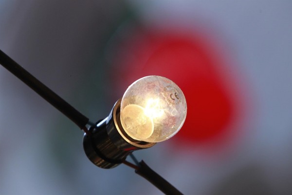 El precio de la luz se desploma este domingo un 53,84%, hasta los 101,97 euros/MWh
