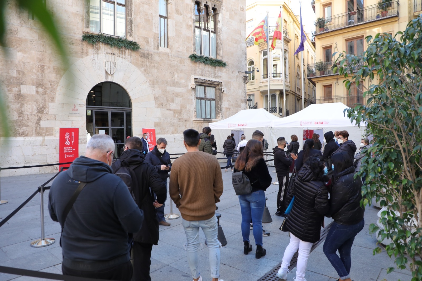 Colas en el punto de vacunación frente al Palau de la Generalitat este sábado. Foto: GVA  - 
