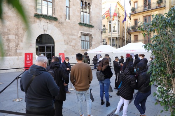 Casi 900 personas se vacunan horas antes de la entrada en vigor del pasaporte covid en Castelló