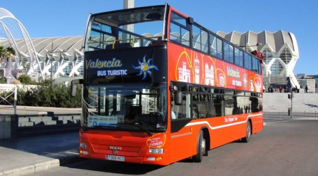 València pierde medio millón de euros por no sacar el concurso del Bus Turístic