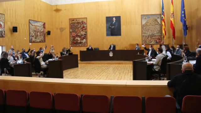 La Corporación municipal de Benidorm y el personal eventual renuncia a la subida salarial 