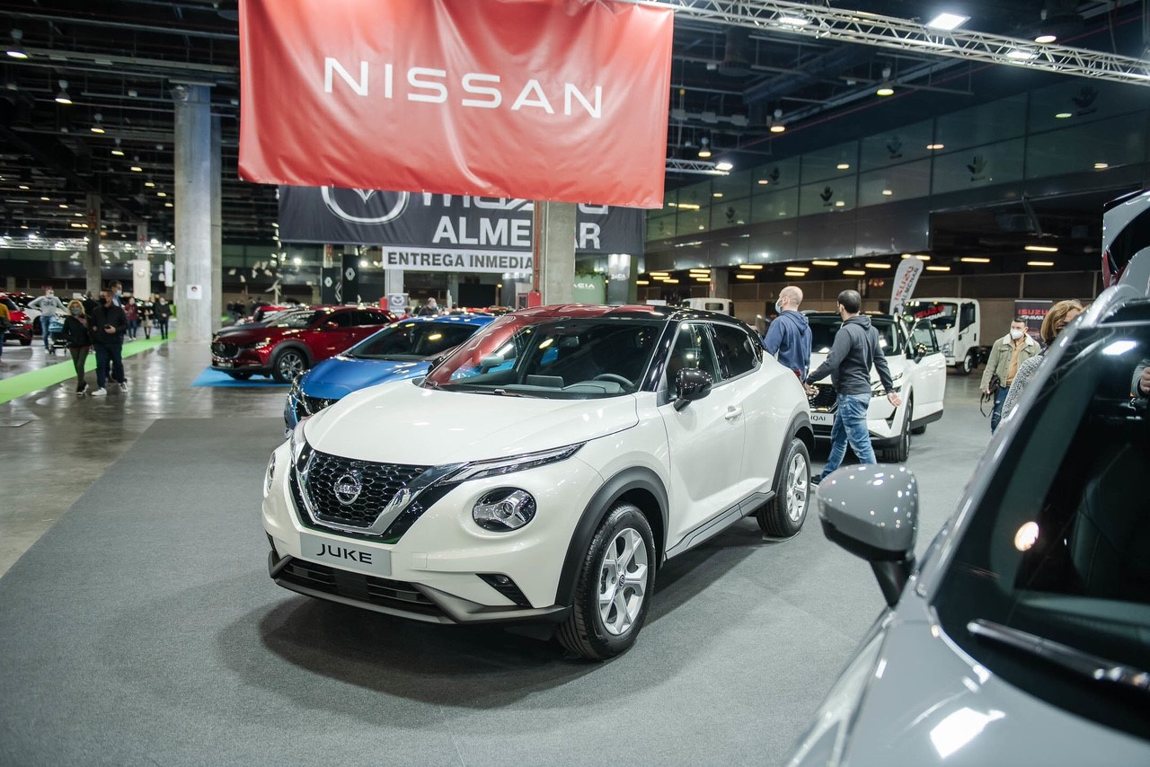 Afluencia de compradores en la apertura de la Feria del Automóvil de València