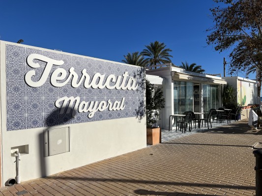Más aperturas en el paseo de San Juan: Mayoral vuelve en 'modo terraza' y se instala Goleta Beach
