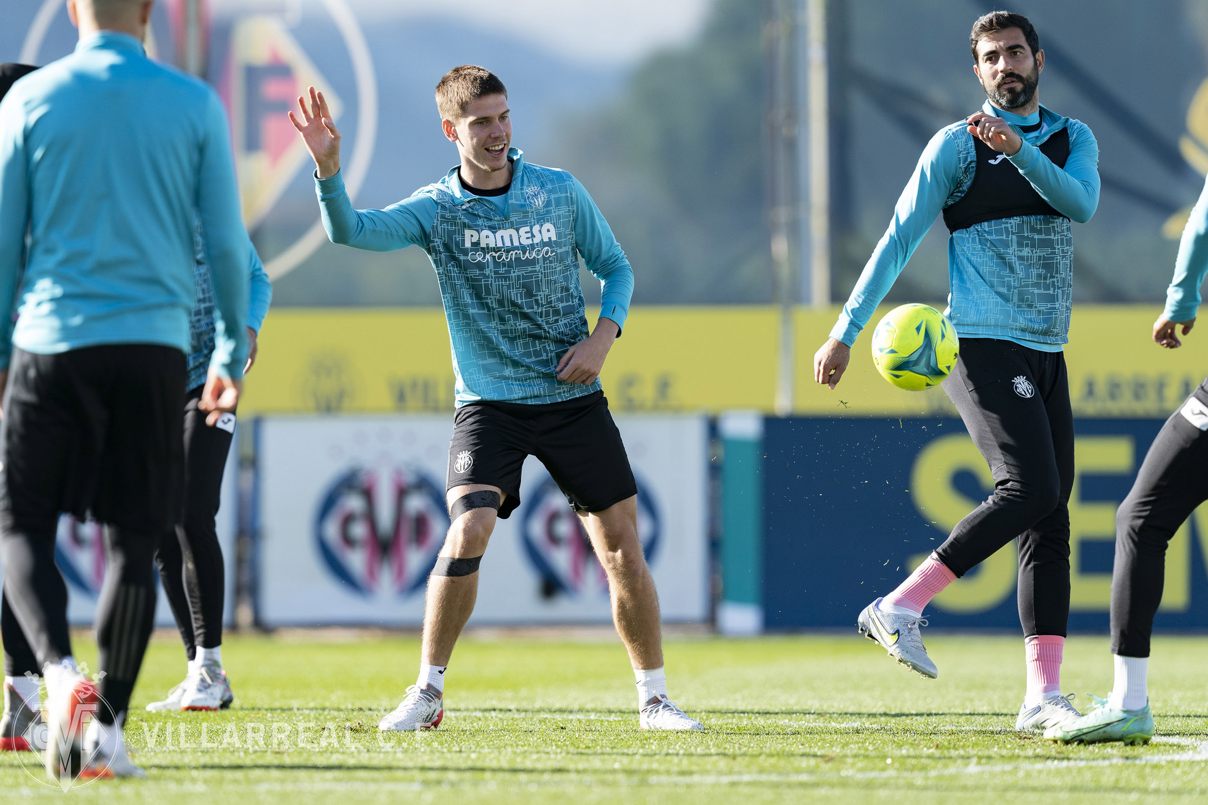 Un momento del entrenamiento del Villarreal en la víspera de enfrentarse al Sevilla. (Foto: VILLARREAL CF) - 