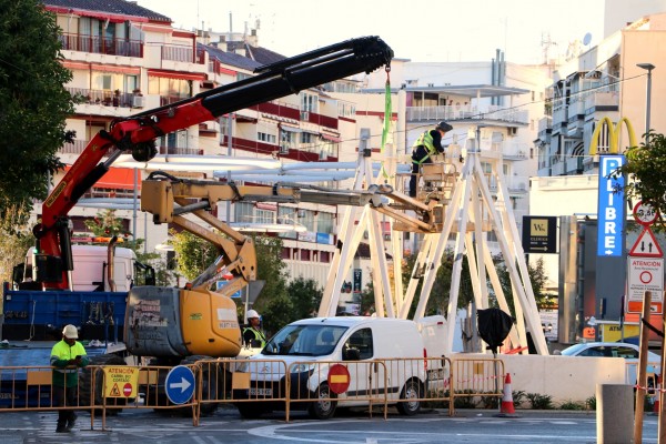 Comienza el montaje del esperado tecnohito de la avenida del Mediterráneo de Benidorm