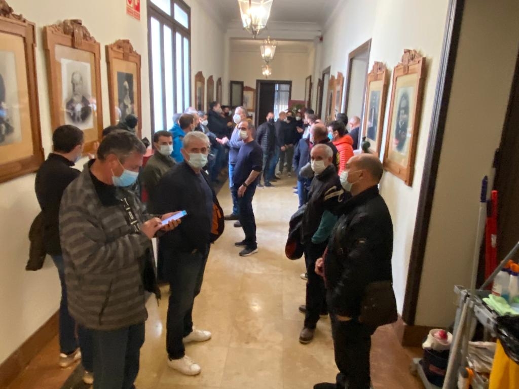 Los bomberos 'encienden' el fuego de la protesta: no cubrirán con horas extras la falta de personal  