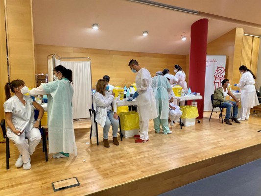 Un total de 379 sanitarios valencianos están de baja por covid, un 191% más que hace tres semanas