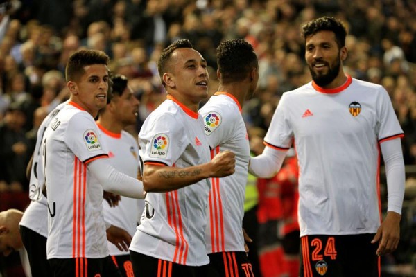 El Valencia CF da un golpe encima de la mesa y tumba al líder