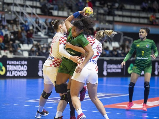 Brasil lanza un serio aviso a sus rivales en Castelló imponiéndose a Croacia (25-30)