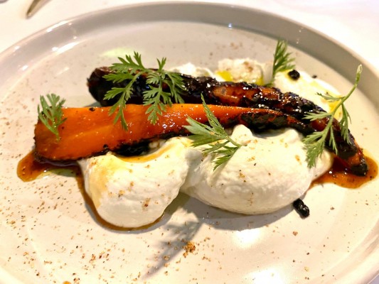 Brandada de bacalao, zanahorias glaseadas y aceituna moruna en Gallina Negra