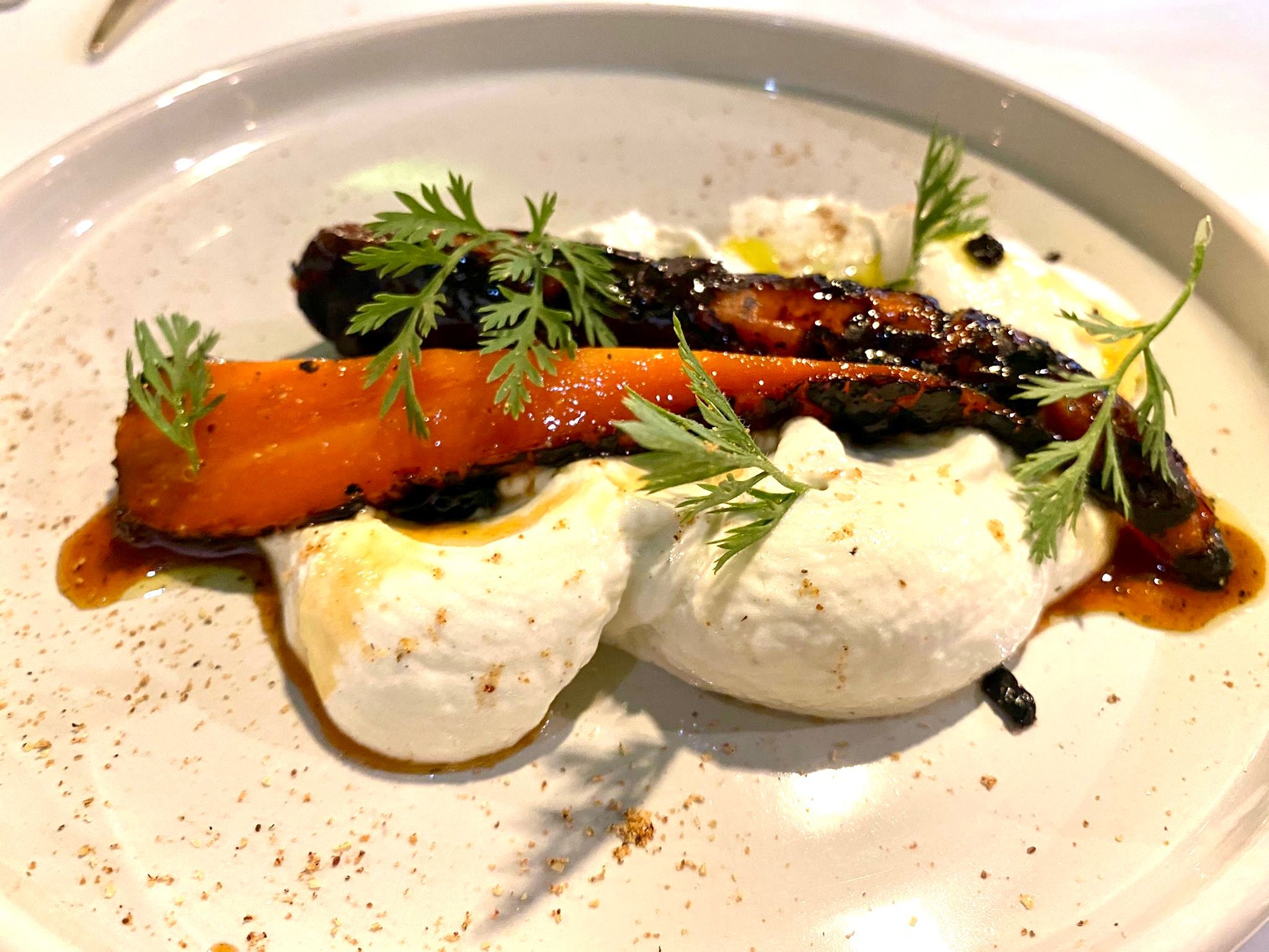 Brandada de bacalao, zanahorias glaseadas y aceituna moruna en Gallina Negra