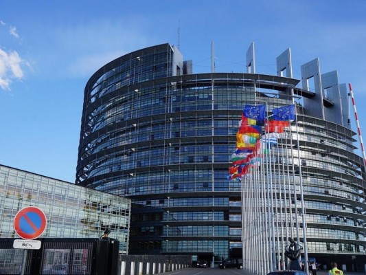 Bruselas expedienta a España para que cambie las normas fiscales a los no residentes