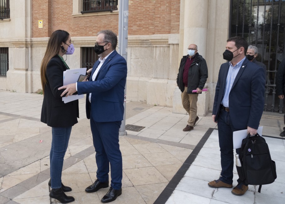 El presidente de la Diputación, José Martí, recibe a la consellera Mireia Mollá, en presencia del portavoz de Compromís en la institución provincial y diputado de Ciclo integral del Agua, Ignasi Garcia. - 
