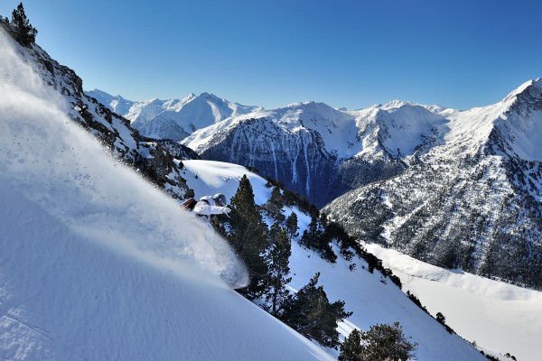 El Pirineo francés abre este viernes la mayoría de sus estaciones de esquí y algunas ofrecen forfaits y clases gratis para debutantes