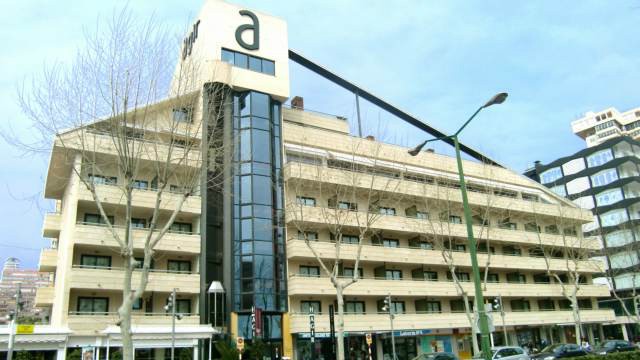 Banco Sabadell traspasa al fondo Bain Capital la deuda del hotel Agir de Benidorm