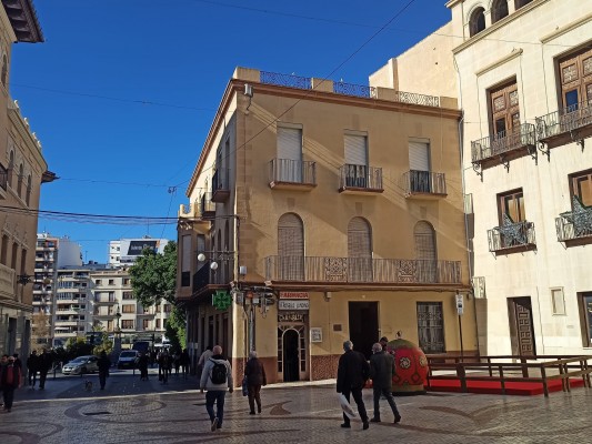 La ilicitana de renovables Himin Solar compra la mitad el edificio histórico anexo al Ayuntamiento: será su nueva sede