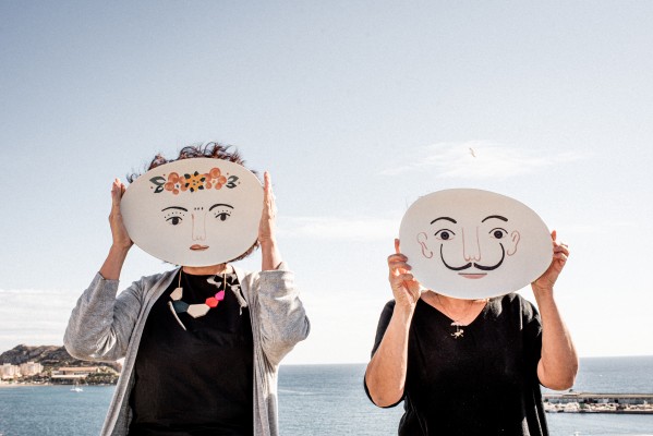 Cerámica en femenino: la artesana Marisa Peaguda y las creativas de Paparajote crean la nueva firma ARNE