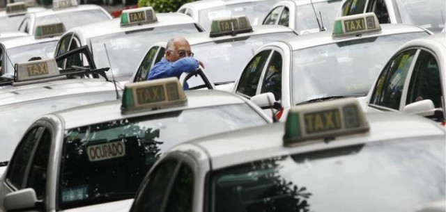 Miles de taxistas reclaman a la Conselleria de Transportes una actualización de las tarifas
