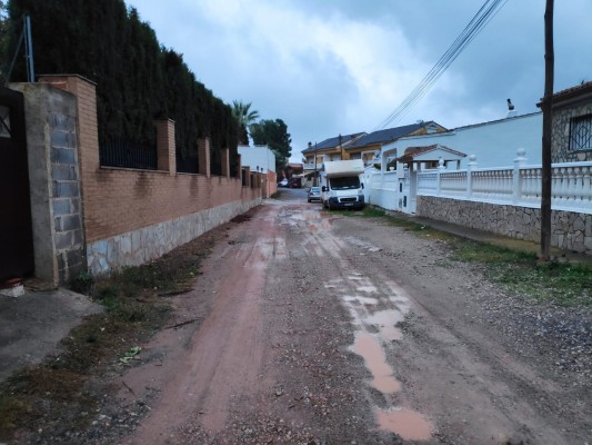 Vecinos de una urbanización de Gilet presentan un recurso al ayuntamiento por carencias en la zona