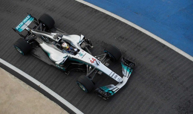 Hamilton y Bottas presentan el W08 con que Mercedes aspira a defender su dominio