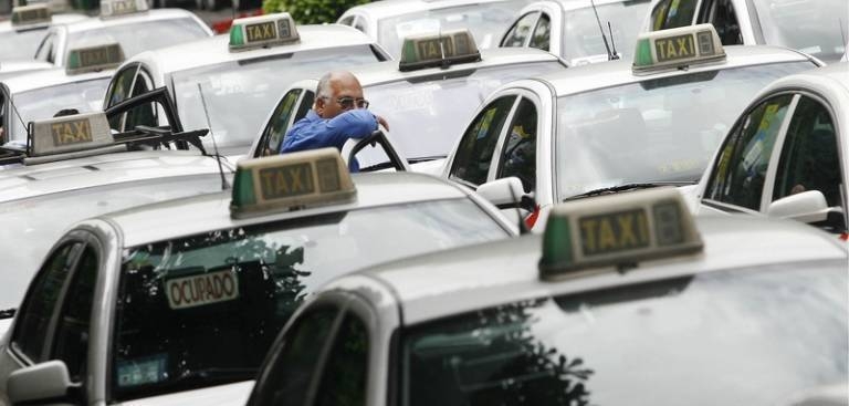 Miles de taxistas reclaman a la Conselleria de Transportes una actualización de las tarifas
