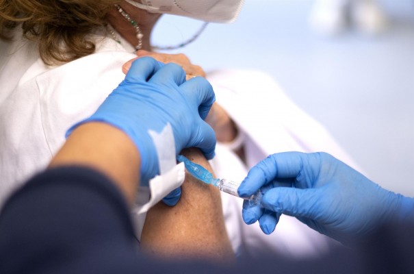  Casi 5 millones de españoles han recibido la dosis de refuerzo de la vacuna contra la covid