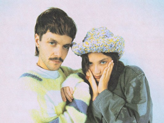 Turian Boy y Flavia Marsano resucitan los 90 en 'Cora'