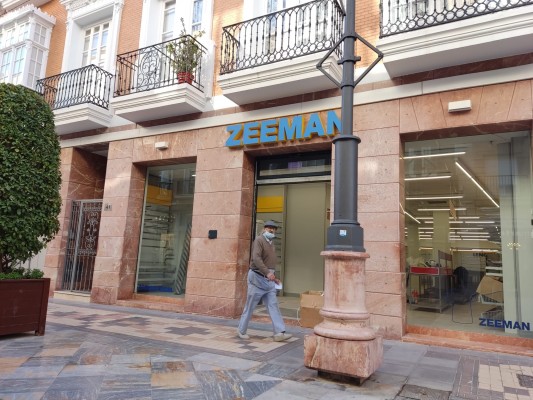 Zeeman, el 'primark holandés' llega a Cartagena con la apertura de su 'tienda de barrio' en la calle del Carmen

