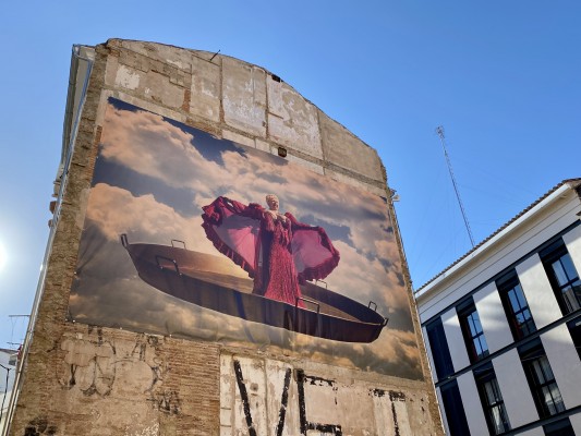 El mural de Rosita Amores vuelve a València