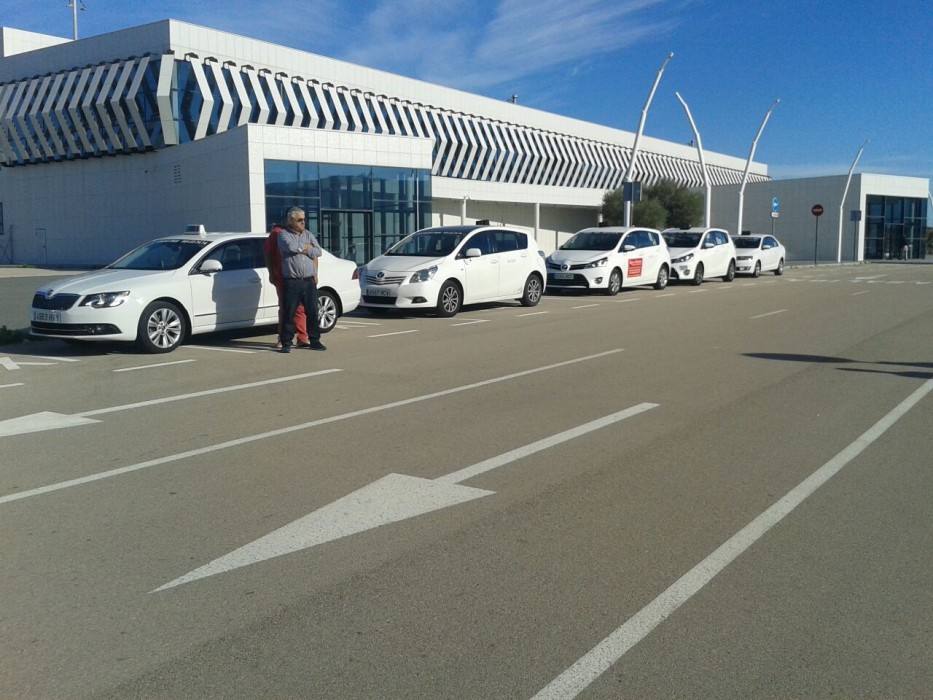 El taxi de Castellón encara su verano más difícil por la presión de las VTC en festivales y zonas turísticas