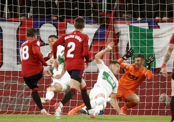 El Elche empata en Pamplona y sale del descenso