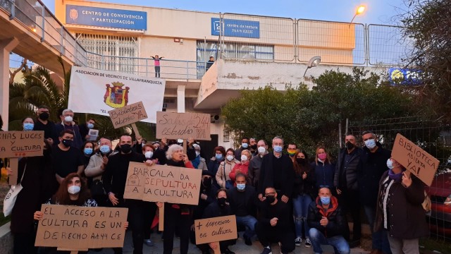 Joves de Compromís se concentran frente al cierre de las bibliotecas de Alicante
