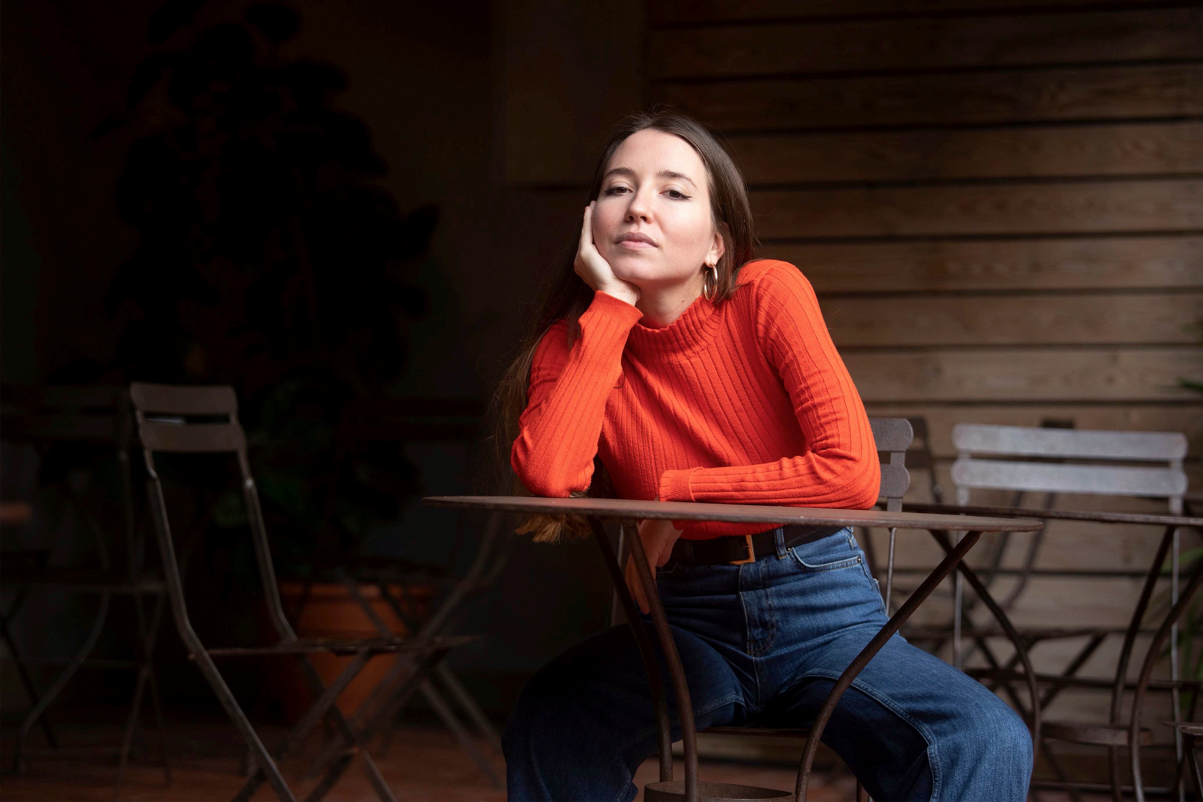 Anna Pacheco reflexiona sobre la influencia musical en 'Listas, guapas, limpias'