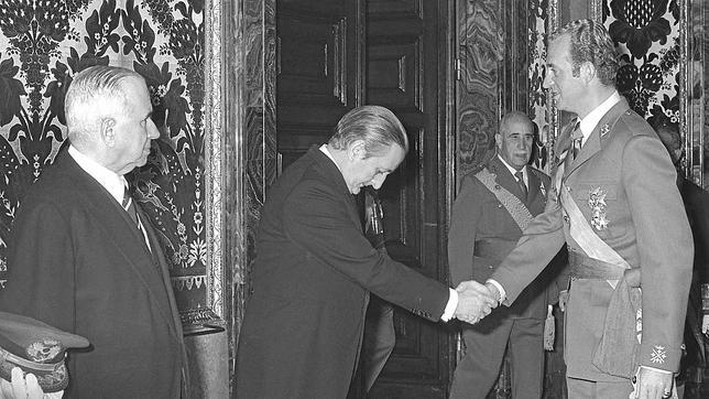 Don Torcuato Fernández-Miranda saluda a Don Juan Carlos de Borbón - 