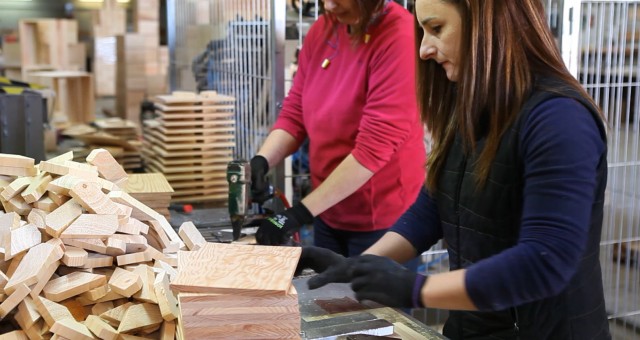 Sant Mateu realça marques com Moët & Chandon o Codorniu amb dissenys de caixes de fusta exclusives