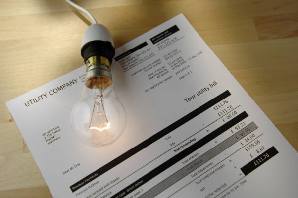 La luz costará este domingo 201,42 euros/MWh, un 1,43 % menos que este sábado