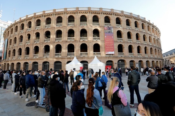 Cientos de personas en la Comunitat se vacunan en puntos móviles puestos por el 'Black Friday'