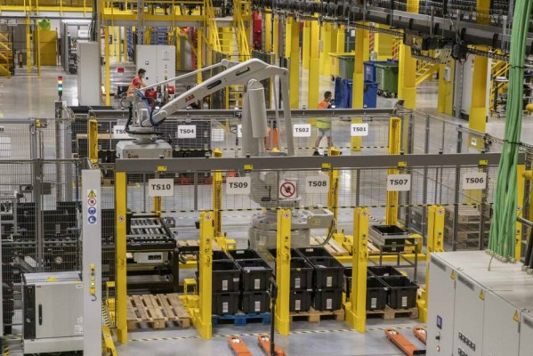 Empresas por sectores en la Región y su participación en España entre 2000 y 2020