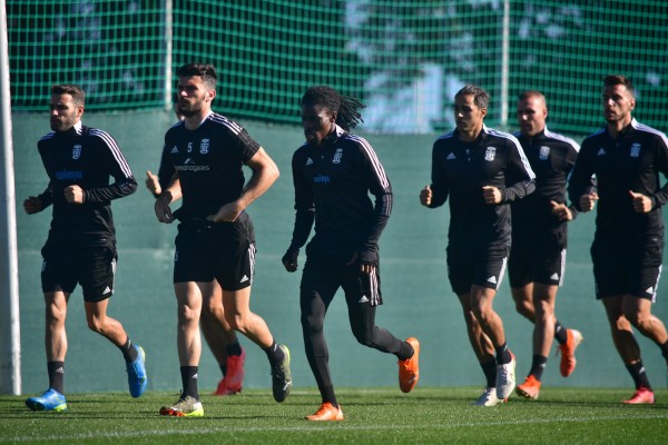 Carrión cita a los 22 jugadores disponibles y a cuatro del filial para viajar a Valladolid y a Logroño