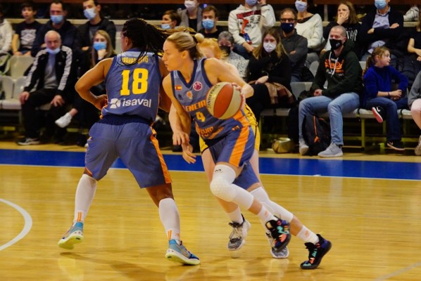 Anna Gómez se convierte en la máxima reboteadora del Valencia Basket