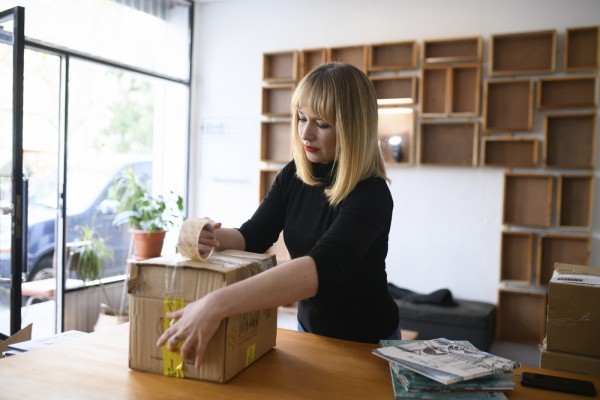 La librera que baja la persiana a medias: Fiona Songel tras La Primera
