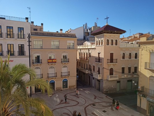 La UMH busca espacios en alquiler en el centro de Elche: uno de ellos, el local que ha dejado el BBVA