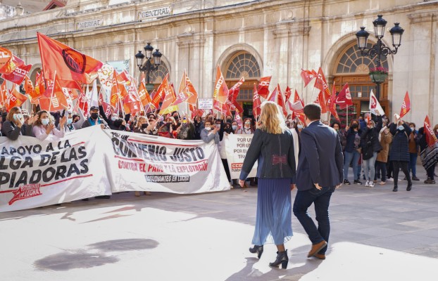 La alcaldesa y el concejal de Limpieza apoyan la reivindicación de las limpiadoras de Castelló
