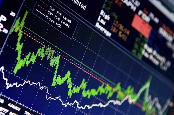 El Ibex 35 vuelve a pisar terreno negativo a media sesión con Indra disparada