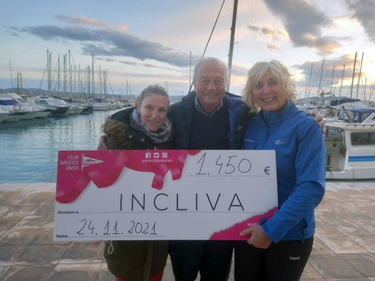 El Club Náutico Jávea y María Ferrer reúnen 1.450 euros en la jornada Rema en Rosa 