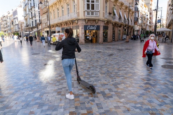 Cartagena permitirá circular en patinete eléctrico sin casco ni chaleco, pero lo prohíbe a menores de 15 años