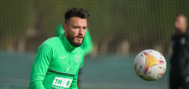 El Elche trabaja sin entrenador y a puerta cerrada a la espera de la llegada de un nuevo técnico
